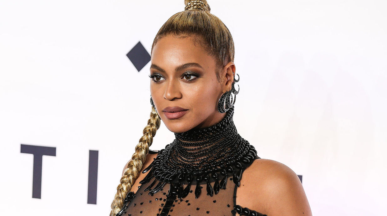 VIDEO Enceinte et presque nue, Beyoncé illu­mine la scène des Grammy Awards