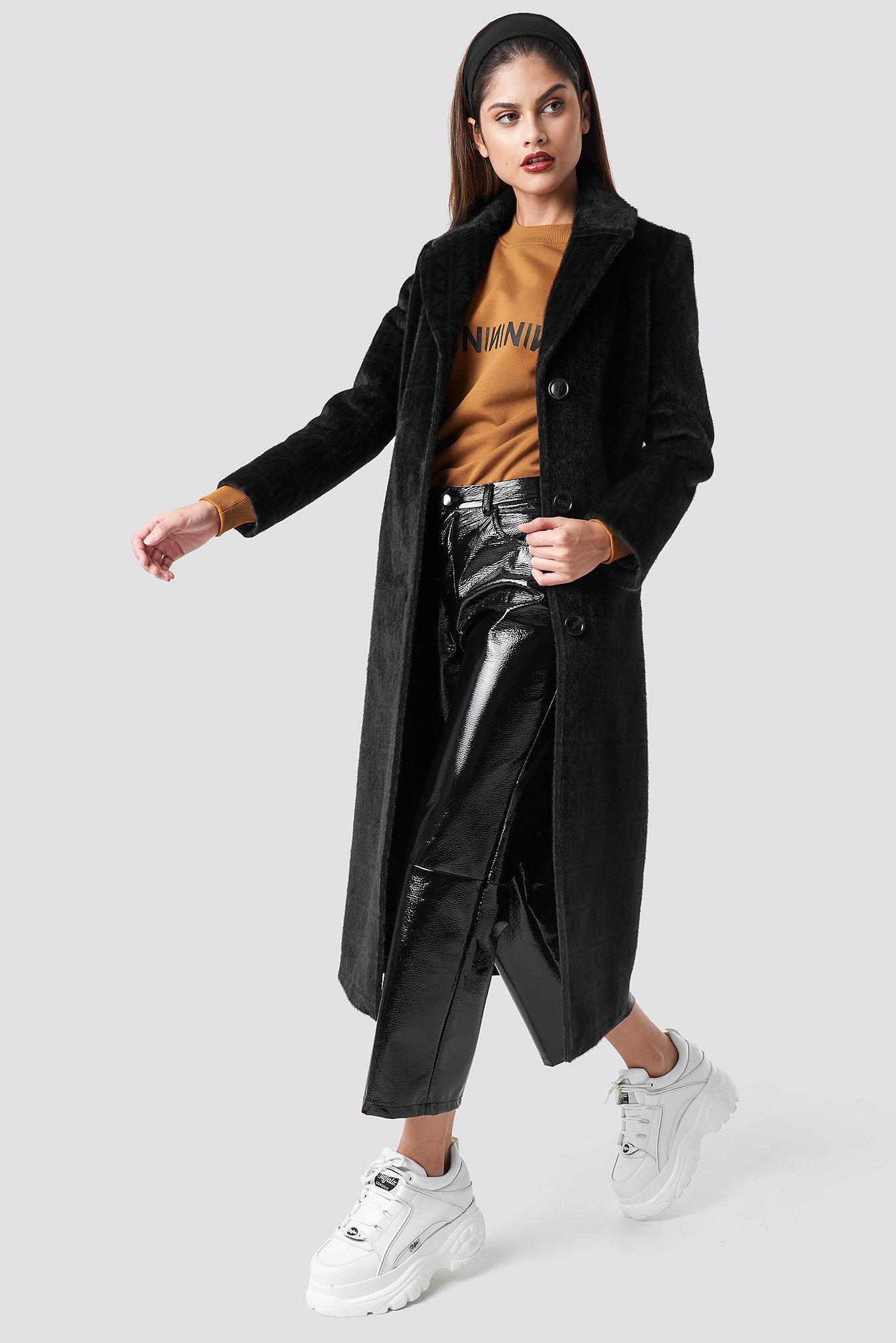 Manteau long poilu de marque NA-KD Trend noir