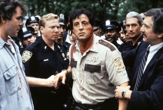 Sylvester Stallone incarne un flic intègre au milieu des policiers corrompus de « Copland » - James Mangold, 1997