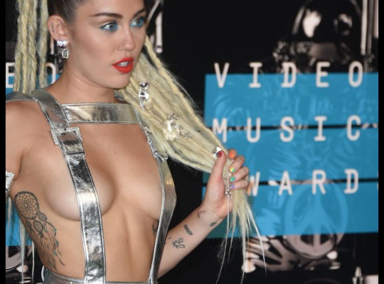 Des photos hot de Miley Cyrus nue finissent sur la toile !