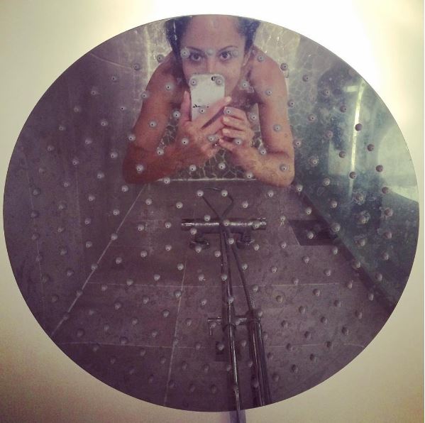 Fabienne Carat de "Plus belle la vie" nue sous sa douche, la photo buzz !