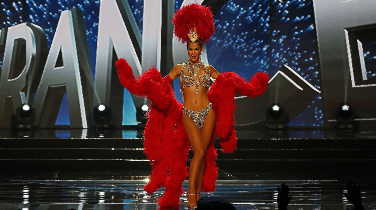 Iris Mitte­naere : tout sur le (très cher) costume du Moulin Rouge qui lui a fait gagner Miss Univers