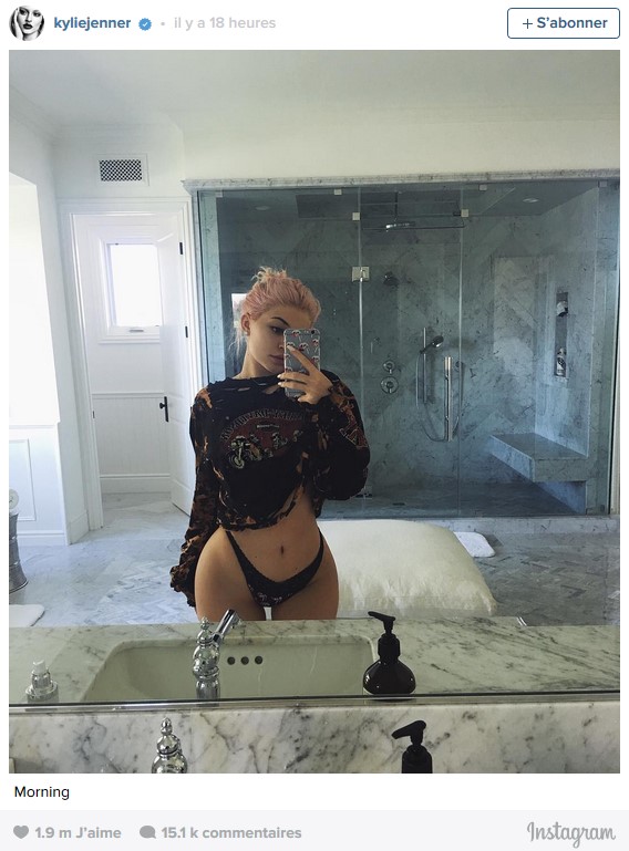 PHOTO Kylie Jenner pose en culotte TRÈS échan­crée sur Insta­gram