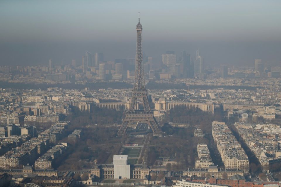 La tour Eiffel à Paris, le 5 décembre 2016.