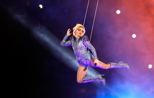 VIDEO Lady Gaga enflamme la mi-temps du Super Bowl avec un show déli­rant et tolé­rant