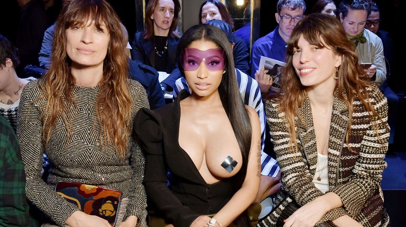 PHOTOS Nicki Minaj sort un sein à la Fashion Week de Paris