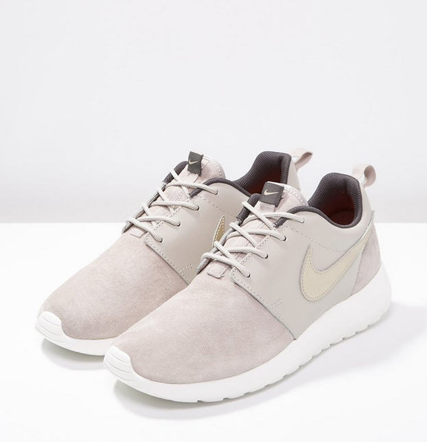 Nike Sportswear ROSHE ONE PREMIUM Baskets basses string/metallic gold green/dark storm/sail, Baskets Femme Zalando