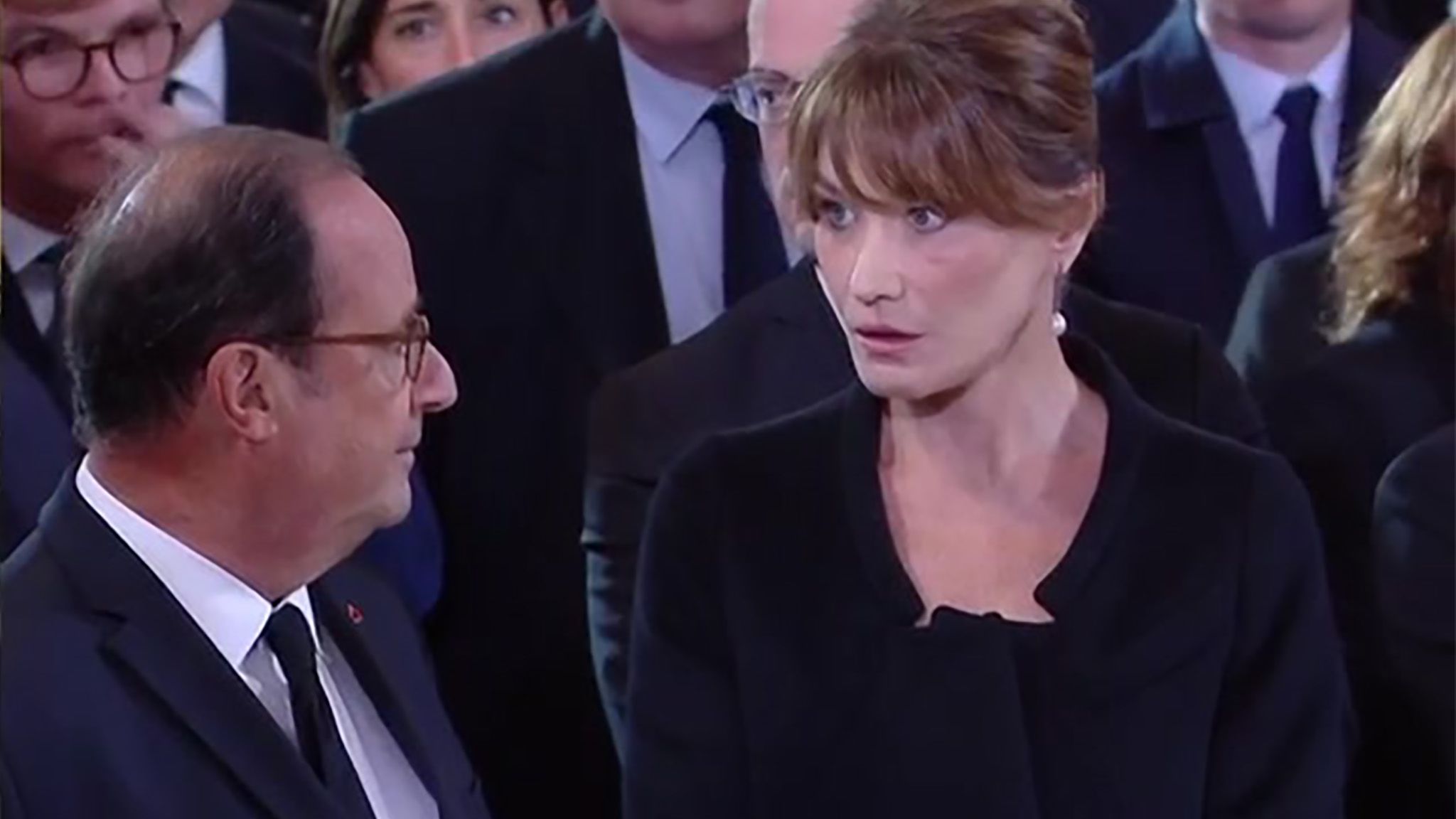 Obsèques de Jacques Chirac : François Hollande choque Carla Bruni, les internautes s’interrogent