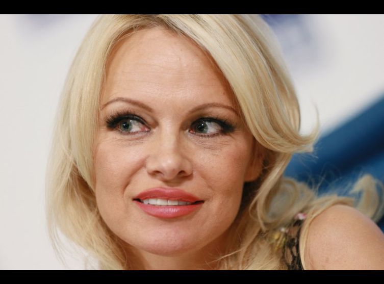 « Obstiné, attentionné et jaloux » : Pamela Anderson se confie sur Adil Rami 