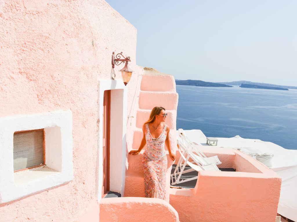 Abritel Location Oia Grèce - Santorini Paradise Maison troglodyte ROSE, vue sur la caldeira et le volcan, bain à remous!