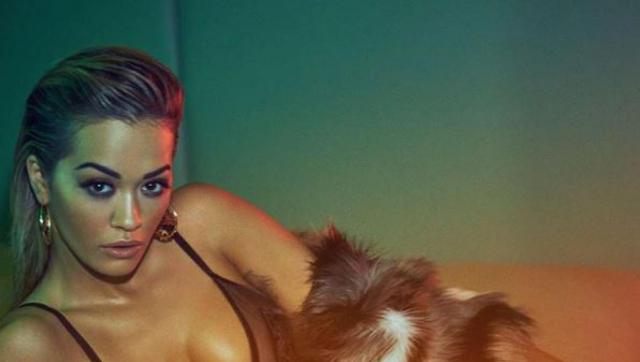 Rita Ora sexy les seins à l'air, elle oublie qui prend ses photos hot sur Instagram