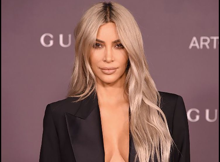 Topless dans ses toilettes, Kim Kardashian se ridiculise 
