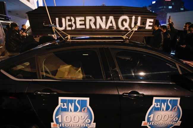 « Ubernaque » inscrit sur un cercueil, lors d’un rassemblement des chauffeurs de VTC Porte Maillot à Paris, le 15 décembre 2016 - Lionel BONAVENTURE / AFP