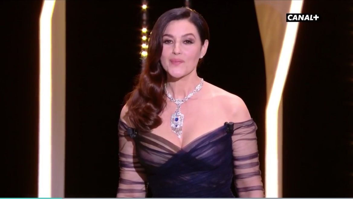 VIDEO Cannes 2017 : acci­dent de robe, Monica Bellucci dévoile sa poitrine en pleine céré­mo­nie d’ou­ver­ture