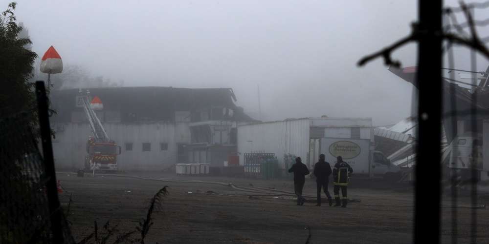 Violent incendie à La Charcuterie bordelaise : les pompiers toujours à pied d'oeuvre - Sud Ouest