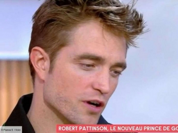 VIDEO Robert Pattinson : tout sourire, il confie sa fierté d'avoir le numéro de Juliette Binoche 